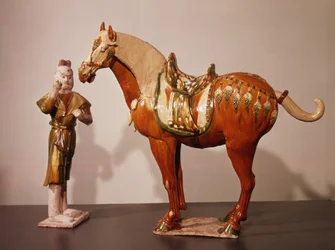 Ló és vőlegény, Tang-dinasztia (618-907) (színes, mázas, terrakotta)