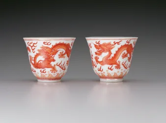 Borospohár pár, ötkarmú sárkányokat ábrázolva lángoló gyöngyök után, Guangxu jellel és 1875-1908 közötti időszakkal, kínai (porcelán vasvörös díszítéssel)