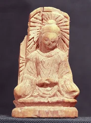 Ülő Buddha meditációban, Tumshuqból (Xinjiang) 4-5. század (fa)