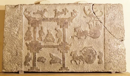 Kocsikkal és mitikus madarakkal díszített tábla, Han-dinasztia (i.e. 206-i.sz. 220) (homokkő)