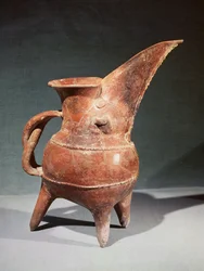 Háromlábú Kuei kancsó, Weifangból, Shandongból, Longshan kultúrából, Kr.e. 3-2. évezred (agyag)