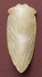 Nyelv amulett kabóca formájában