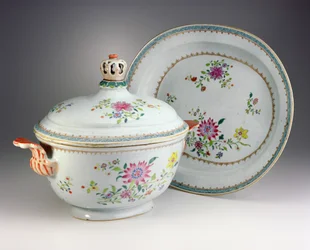 Tureen, borító és állvány, Qianlong időszak, 1736-95 (famille rose porcelán)