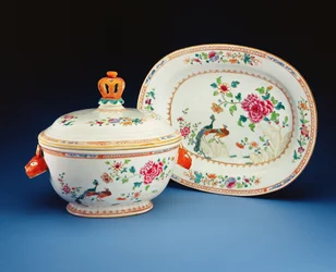 Levestál, fedő és állvány kettős páva mintával festve, Qianlong-korszak (1736-95)