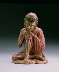 Szakjamuninak, a buddhista hit alapítójának, a hegyekből előbukkanó vörös lakkfigurája, Yan-dinasztia, 1280-1368 (fa és aranyozott)