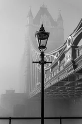 A ködös Tower Bridge