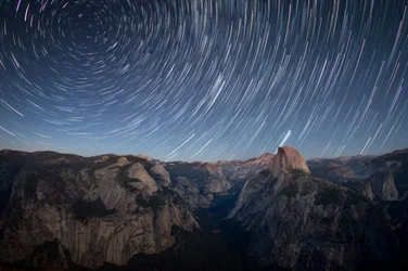Csillagnyomok a Half Dome felett