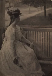 A verandán Julia Hall McCune, c. 1897.