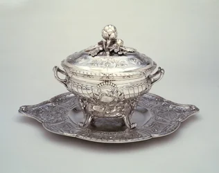 Tureen állványon