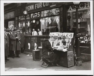 A vak hírkereskedő, Fannie Lyons a 7th Avenue & 34th Street délkeleti sarkánál lévő standjánál