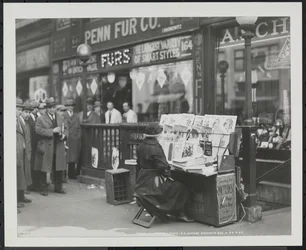 A vak hírkereskedő, Fannie Lyons a 7th Avenue & 34th Street délkeleti sarkánál lévő standjánál
