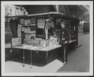 Vak hírkereskedő, P.J. McNulty a standjánál a 3rd Avenue & 42nd Street északkeleti sarkánál