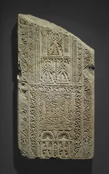 Töredékes sztéla, valószínűleg Esnában, 7-8. században (mészkő vakolatnyomokkal)
