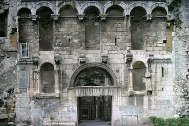 Porta Aurea Diocletianus palotájában. 300 körül