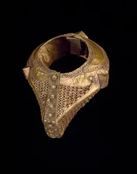Menyasszonyi karkötő (gelang gadang podang), 19. század vége – 20. század eleje (kalapált arany filigrán és granulátummal)