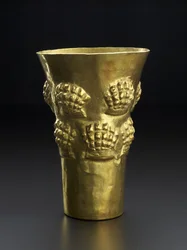 Spondylust, egy puhatestű élénkvörös héját ábrázoló főzőpohár, i.sz. 800-1350 (kalapált arany)