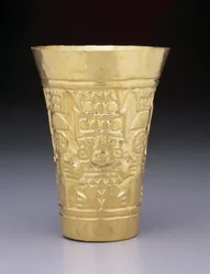 Kupa: állófigurák és hadiütők, 900-1100 (arany)