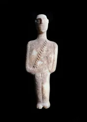 Férfi bálvány, sematikus figura. Fehér márvány szobor okker inkrusztációkkal, ie 3200-2000