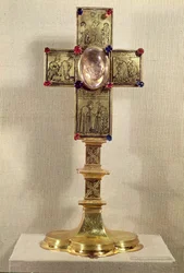 V. Urbán pápa (1310-70) 1368-78 ereklyetartó keresztje (arany, kristály és drágakövek)
