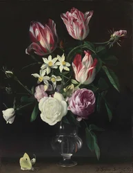 Rózsák, tulipánok és nárciszok egy üvegvázában, egy pillangóval, egy párkányon.