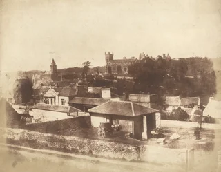 Linlithgow, a vasútállomástól, a városházával, a Szent Mihály-templommal és a palotával