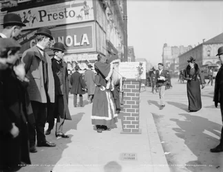 A Mikulás adományokat gyűjt a Volunteers of America számára a New York-i Broadwayn, 1903 körül