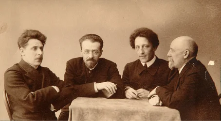 A költők csoportportréja Alexander (Alexandre) Alekszandrovics Blok (1880-1921), Georgii (George) Chulkov (1879-1939), Konstantin Alekszandrovics Erberg (Siunnerberg, Syunnerberg, Sunnenberg) (1871-1942) és Fjodor Sologub (Fiodor Sologub) Fjodor Kuzmit
