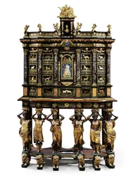XIV. Lajos állványos szekrény (aranyozott bronz, pietra dura, teknőspáncél, kőris, ebonizált és aranyozott parcella) (lásd még: 1766356-7)