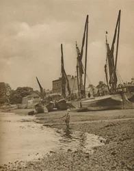 Bárkák zátonyra Mortlake-nél a dagályral Full Ebbnél, c1935.