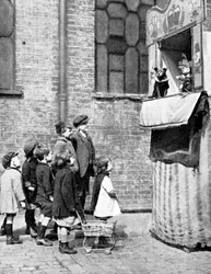 Gyerekek Punch és Judy show-t néznek egy londoni utcában, 1936