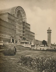 A sydenhami kristálypalota üvegei és gerendái, 1935.