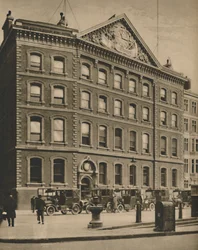 A The Times irodái a Queen Victoria Street-ben, egy történelmi helyszín közelében, 1935.