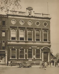 Iskola a Leicester Square-en a Hogarths-ház helyén, 1935.
