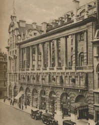 A Piccadilly Hotel déli frontja, 1908-ban épült, 1935 körül.