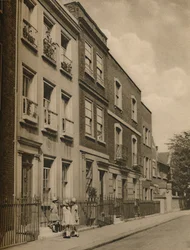 Három kis szobalány az iskolából a Leigh Hunts House lépcsőjén, 1935.