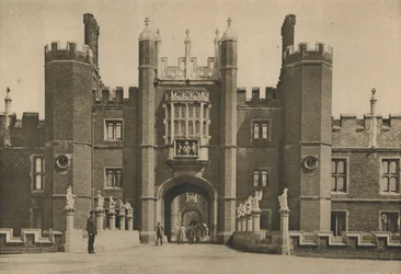 A Hampton Court Palace Wolseys nyugati homlokzata és a Disinterred Bridge, 1935.