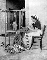 Szalmával szövő nő kézi szövőszéken, Fiesole, Firenze közelében, Olaszország, 1936