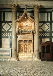 Olaszország, Toszkána, Firenze, Szent János keresztelőkápolnája, Donatello és Michelozzo által Baldassarre Coscia bíboros számára tervezett márvány síremlék, XXIII. János nevével ellátott antipáholy.