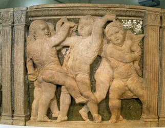 Pergamo del Duomo: zeneangyalok. Márvány dombormű a pratoi székesegyház külső szószékéhez, Olaszországban. A szobrot Donato di Niccolo Donatello készítette