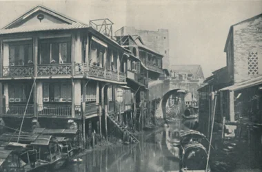Elszennyeződött vizek egy híd alatt, amely a szegénység és a fájdalom szeretetlen otthonaihoz vezet, c1935