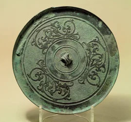Tükör átlapolt sárkányokkal, Kelet Zhou-dinasztia, Hadakozó Államok időszaka, ie 475-221 (bronz)