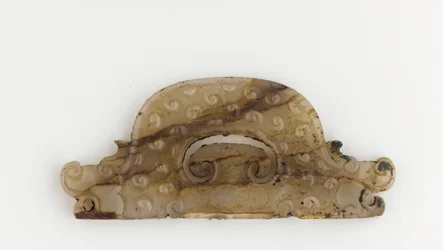 Félkör alakú tábla sárkányfejekkel a végén, Kr. e. 5-4