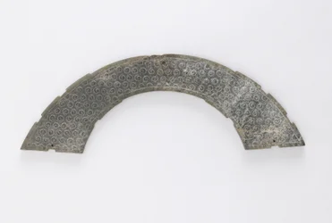 Vékony, körívre vágott plakett, huang típusú, Changsha, Hunan tartomány, Kr.e. 4-3. század (jáde)