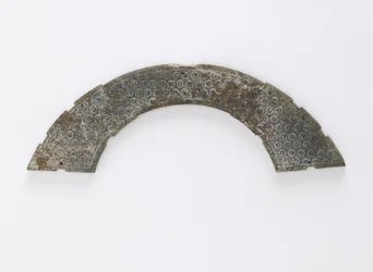 Vékony, körívre vágott plakett, huang típusú, Changsha, Hunan tartomány, Kr.e. 4-3. század (jáde)