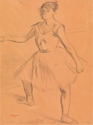 Balerina egy bárban áll