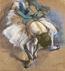 Cipőjét felvevő táncosnő; balettcipőjét megkötő táncosnő, kb. 1880-1885