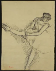 Táncosnő ülve, újraigazítja harisnyáját, 1880 körül