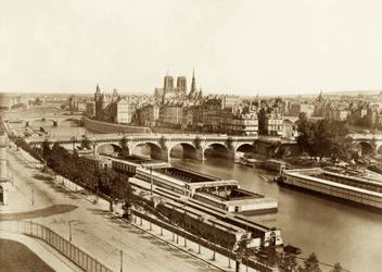 Szajna hidakkal, hátul a Notre-Dame de Paris