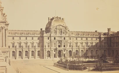 A Cour Napoléon és a Pavillon Sully a Louvre Turgot-szárnyából nézve, Párizs