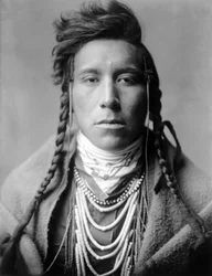 Bird on High Land, Crow indiai, Montana, USA, c. 1908, fotó Edward S. Curtis